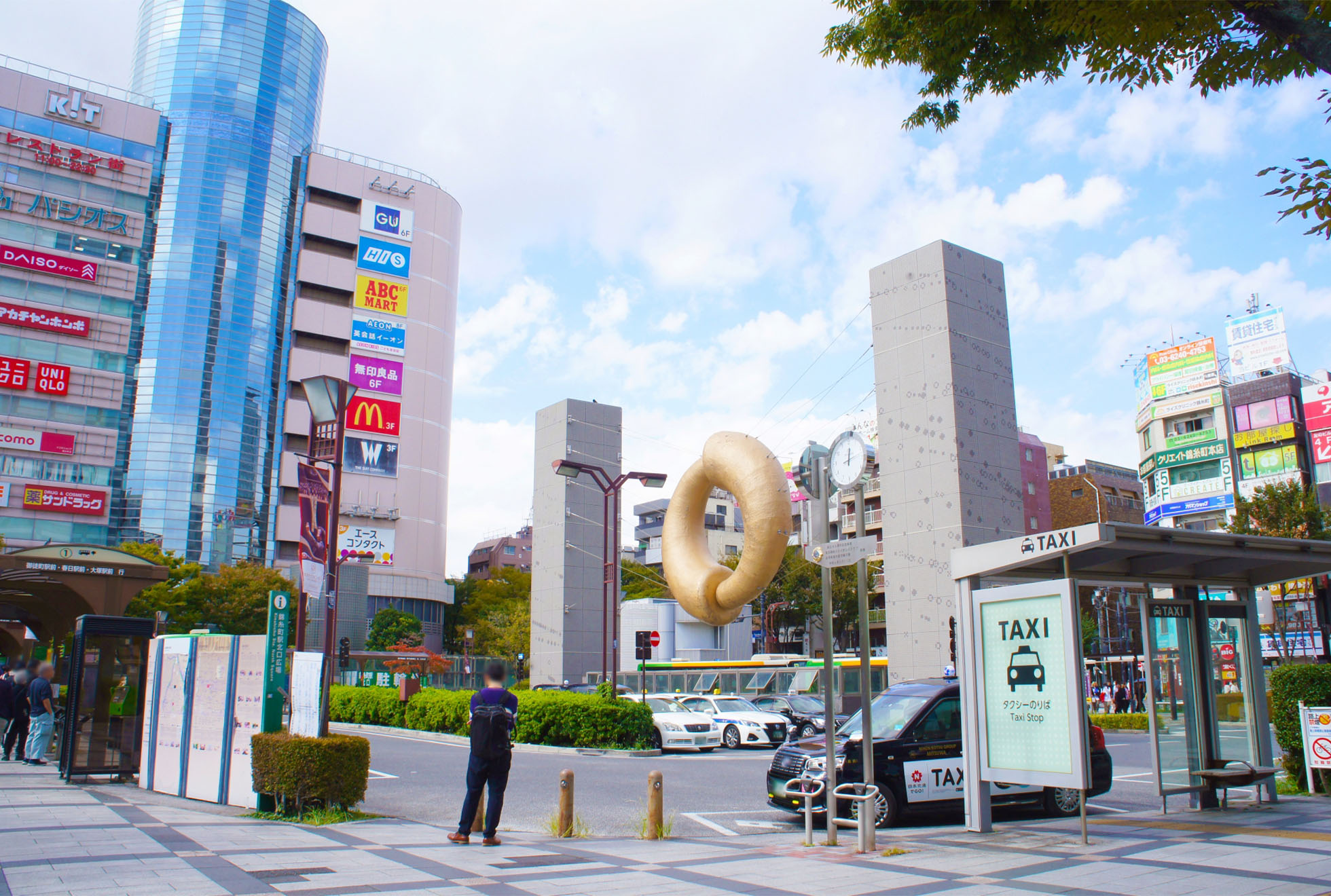 ここは錦糸町駅の北口ロータリー。左の建物に見覚えがないかしら